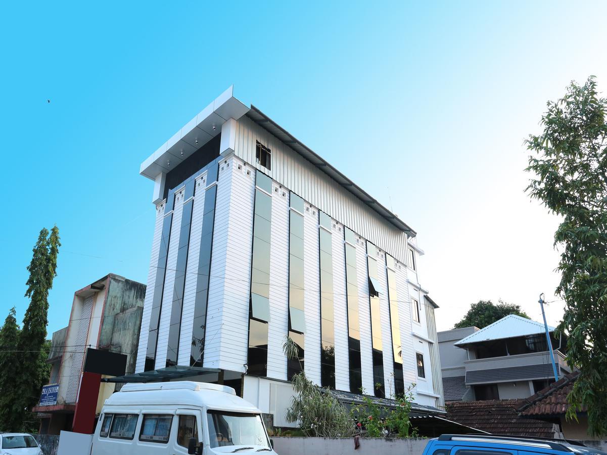 Hotel Qube Kochi Bagian luar foto