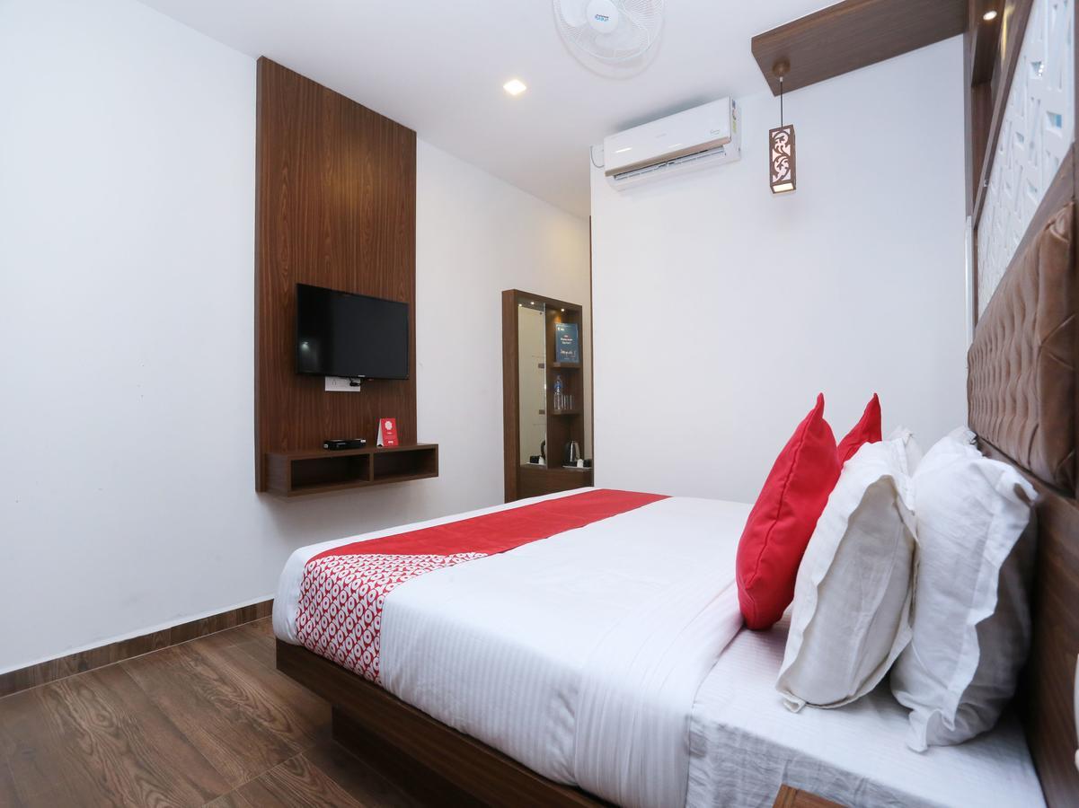 Hotel Qube Kochi Bagian luar foto